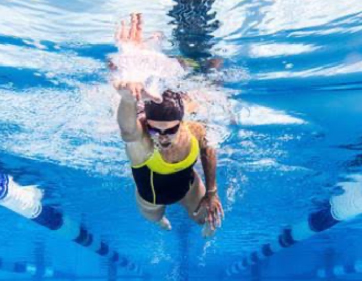 picture of a swimmer performing freestyle